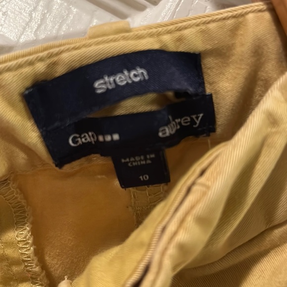 Gap yellow cropped khakis size 10 - Picture 5 of 5